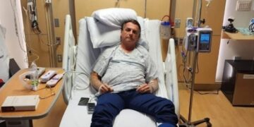 El expresidente de Brasil, Jair Bolsonaro, en su cama de hospital en Kissimmee, Florida (sureste de EEUU), según la imagen publicada en su cuenta de Twitter @jairbolsonaro el 9 de enero de 2023. Foto_ AFP.