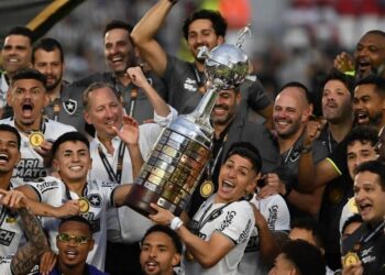 El plantel de Botafogo con el trofeo de la Libertadores 2024