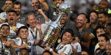El plantel de Botafogo con el trofeo de la Libertadores 2024