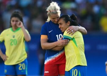 Abrazo entre jugadoras después de la final de los Juegos Olímpicos 2024