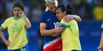 Abrazo entre jugadoras después de la final de los Juegos Olímpicos 2024