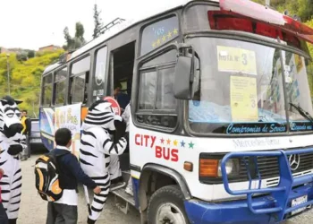 Un bus escolar transporta a estudiantes. FOTO GAMLP