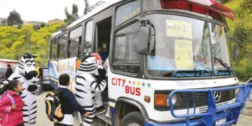 Un bus escolar transporta a estudiantes. FOTO GAMLP