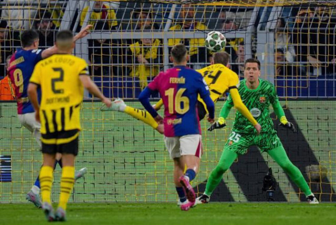 Ataque del Borussia Dortmund ante la mirada de Szczęsny