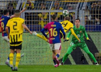 Ataque del Borussia Dortmund ante la mirada de Szczęsny