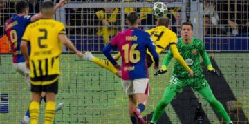 Ataque del Borussia Dortmund ante la mirada de Szczęsny