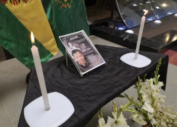 Con capillas ardientes rinden homenaje al cantante Luis Carrión, que falleció la mañana de ayer, martes. FOTO: GAMEA