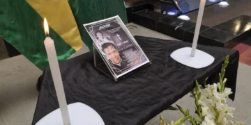 Con capillas ardientes rinden homenaje al cantante Luis Carrión, que falleció la mañana de ayer, martes. FOTO: GAMEA