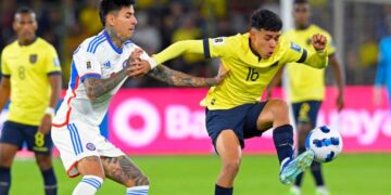 Erick Pulgar disputa el balón con Kendry Páez