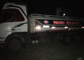 El camión cisterna que transportaba el diésel.