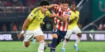 Luis Días forcejea con Juan José Cáceres en el último duelo entre Colombia y Paraguay
