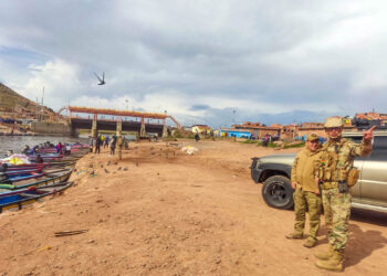 Militares contralan una frontera.