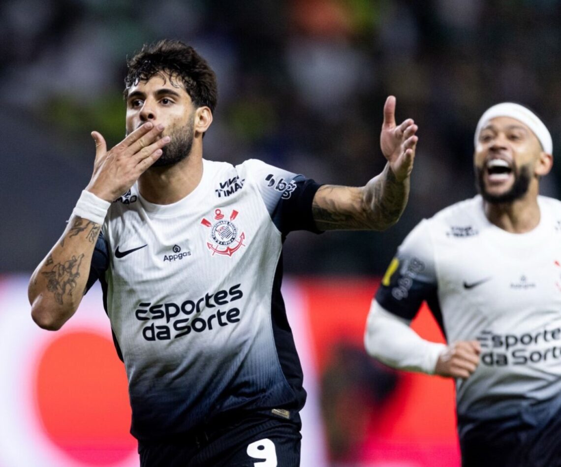 Yuri Alberto celebra ante la mirada de Memphis Depay
