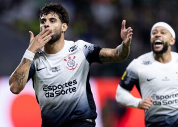 Yuri Alberto celebra ante la mirada de Memphis Depay