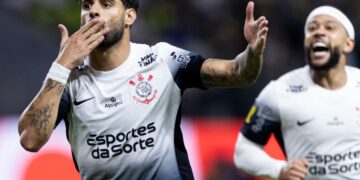 Yuri Alberto celebra ante la mirada de Memphis Depay