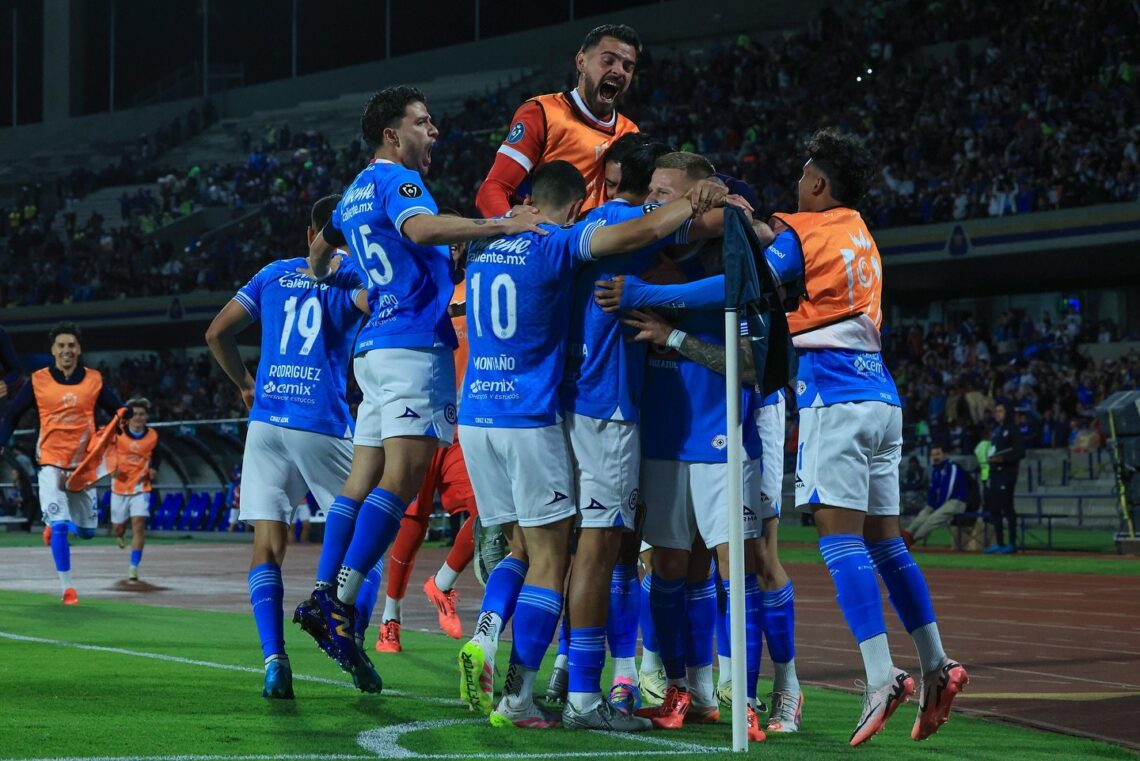 Integrantes del Cruz Azul celebran la clasificación a semifinales
