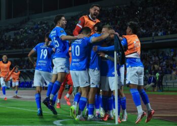 Integrantes del Cruz Azul celebran la clasificación a semifinales