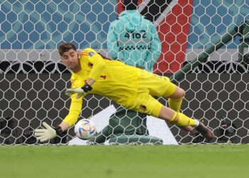 Courtois atajando un balón con la camiseta de Bélgica