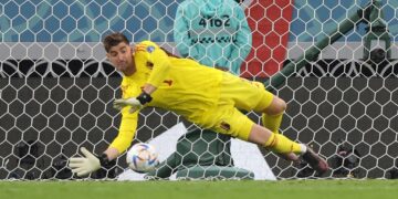 Courtois atajando un balón con la camiseta de Bélgica