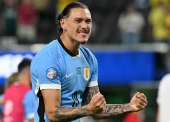 Núñez festeja un gol con la camiseta de Uruguay