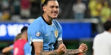 Núñez festeja un gol con la camiseta de Uruguay