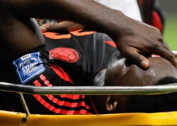 Dávinson Sánchez sale del campo durante el juego contra Brasil