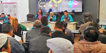 El alcalde Iván Arias en reunión con vecinos de Villa San Antonio.