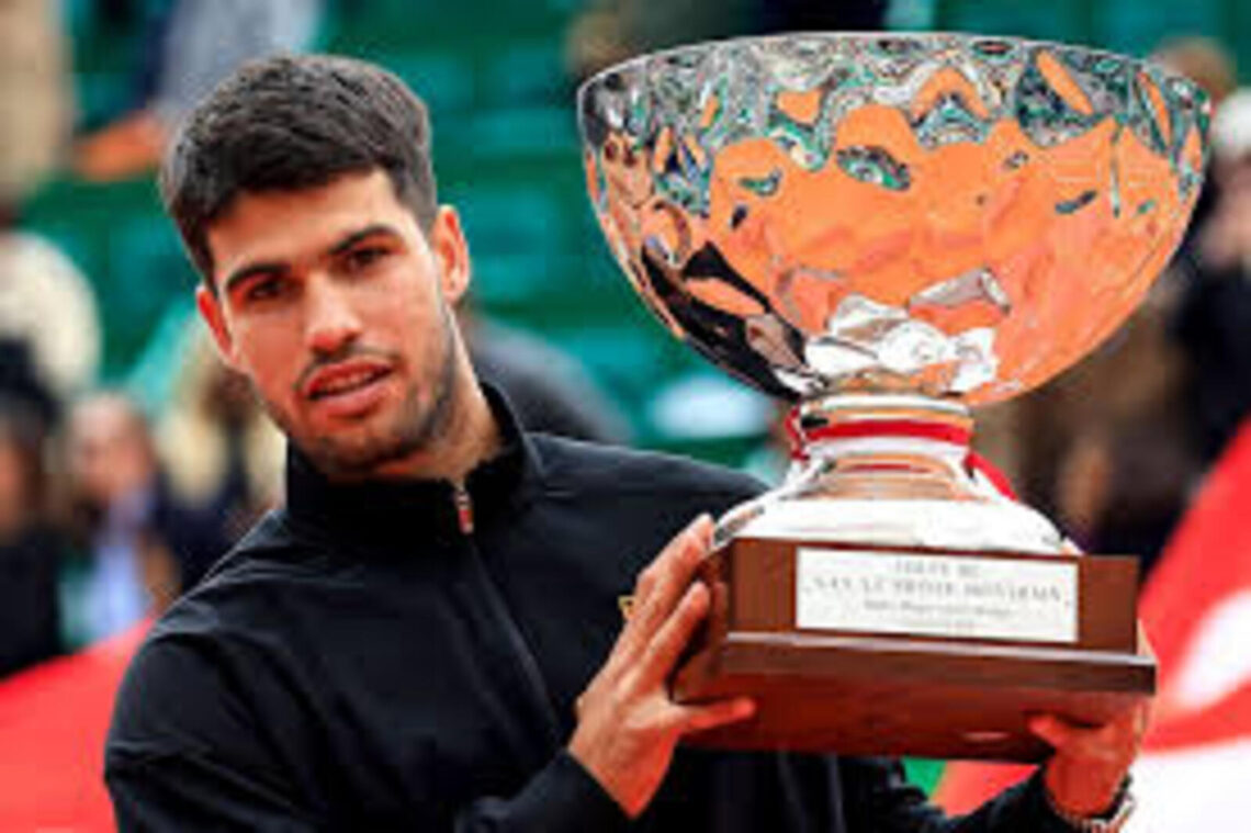 Alcaraz con el trofeo del campeonato