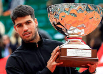 Alcaraz con el trofeo del campeonato