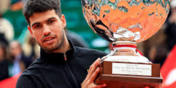 Alcaraz con el trofeo del campeonato