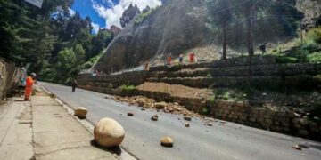 La Avenida del Libertador fue cerrada por caída de tierra.