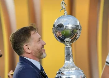 Alejandro Domínguez con el trofeo de la Libertadores