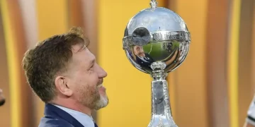 Alejandro Domínguez con el trofeo de la Libertadores
