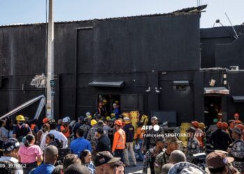 Personal de Defensa Civil y bomberos inspeccionan la discoteca Jet Set tras el derrumbe de su techo