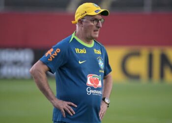 Dorival Júnior observa a sus dirigidos en una páctica de Brasil