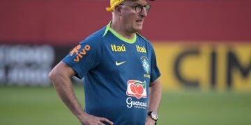 Dorival Júnior observa a sus dirigidos en una páctica de Brasil