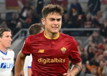 Paulo Dybala abandona el campo tras una lesión pasada