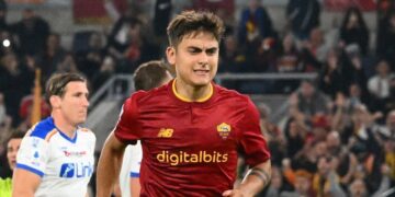 Paulo Dybala abandona el campo tras una lesión pasada