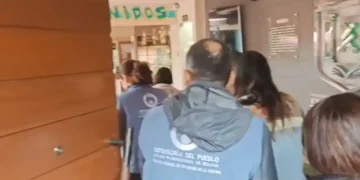 Personal de las defensorías de la Niñez y del Pueblo en la intervención al colegio. FOTO: RRSS