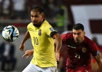 El ecuatoriano Junior Sornoza domina el balón durante un partido contra Venezuela