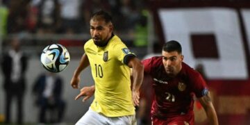 El ecuatoriano Junior Sornoza domina el balón durante un partido contra Venezuela