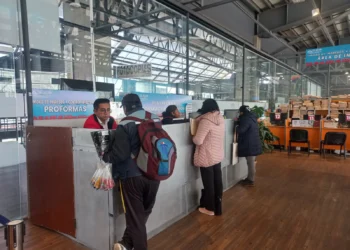 Contribuyentes realizan el pago de sus impuestos en oficinas de El Alto. FOTO: GAMEA