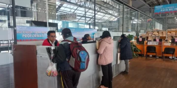 Contribuyentes realizan el pago de sus impuestos en oficinas de El Alto. FOTO: GAMEA