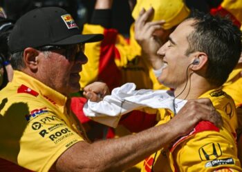 Alex Palou celebra su victoria en el Gran Premio en St. Petersburg