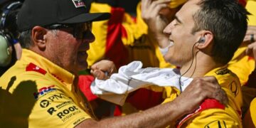 Alex Palou celebra su victoria en el Gran Premio en St. Petersburg