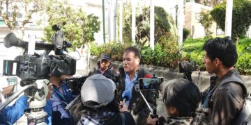 El concejal Javier Escalier en conferencia de prensa.
