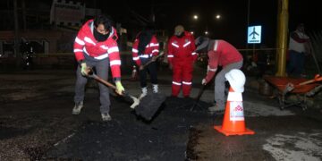 Obreros municipales mejoran las vías de El Alto.