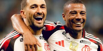 De Arrascascaeta aes abrazado por De la Cruz luego de un gol