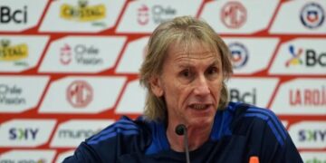 El DT Ricardo Gareca durante una conferencia de prensa