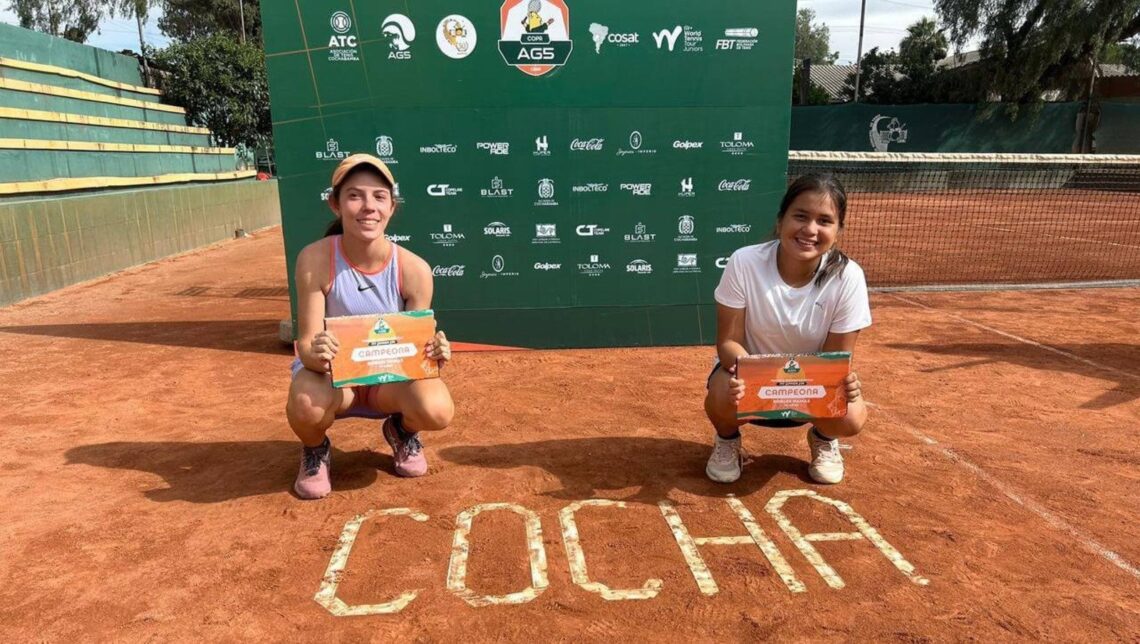 María Cejas y Daniela García con sus títulos